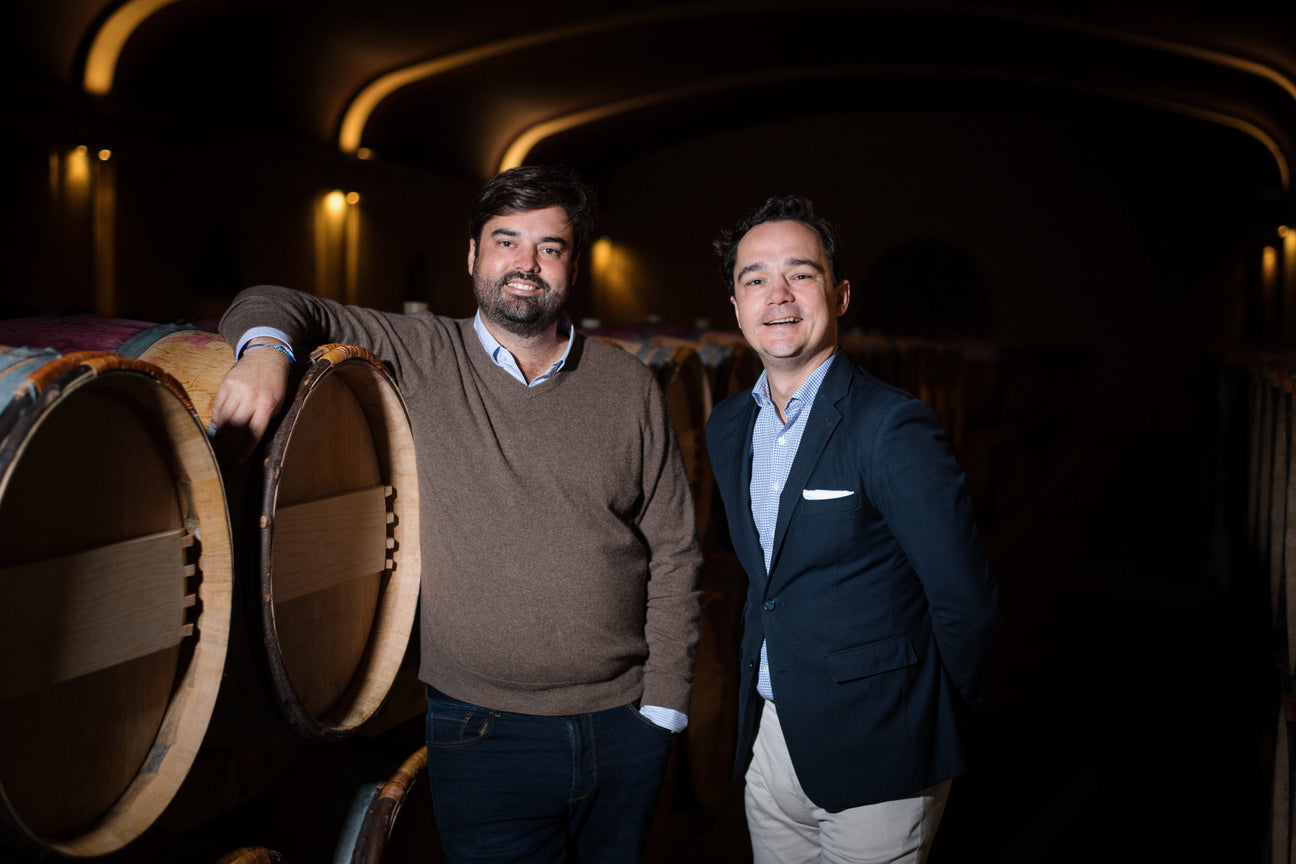 Winzer des Weinguts Domaine de Chevalier stehen im Weinkeller