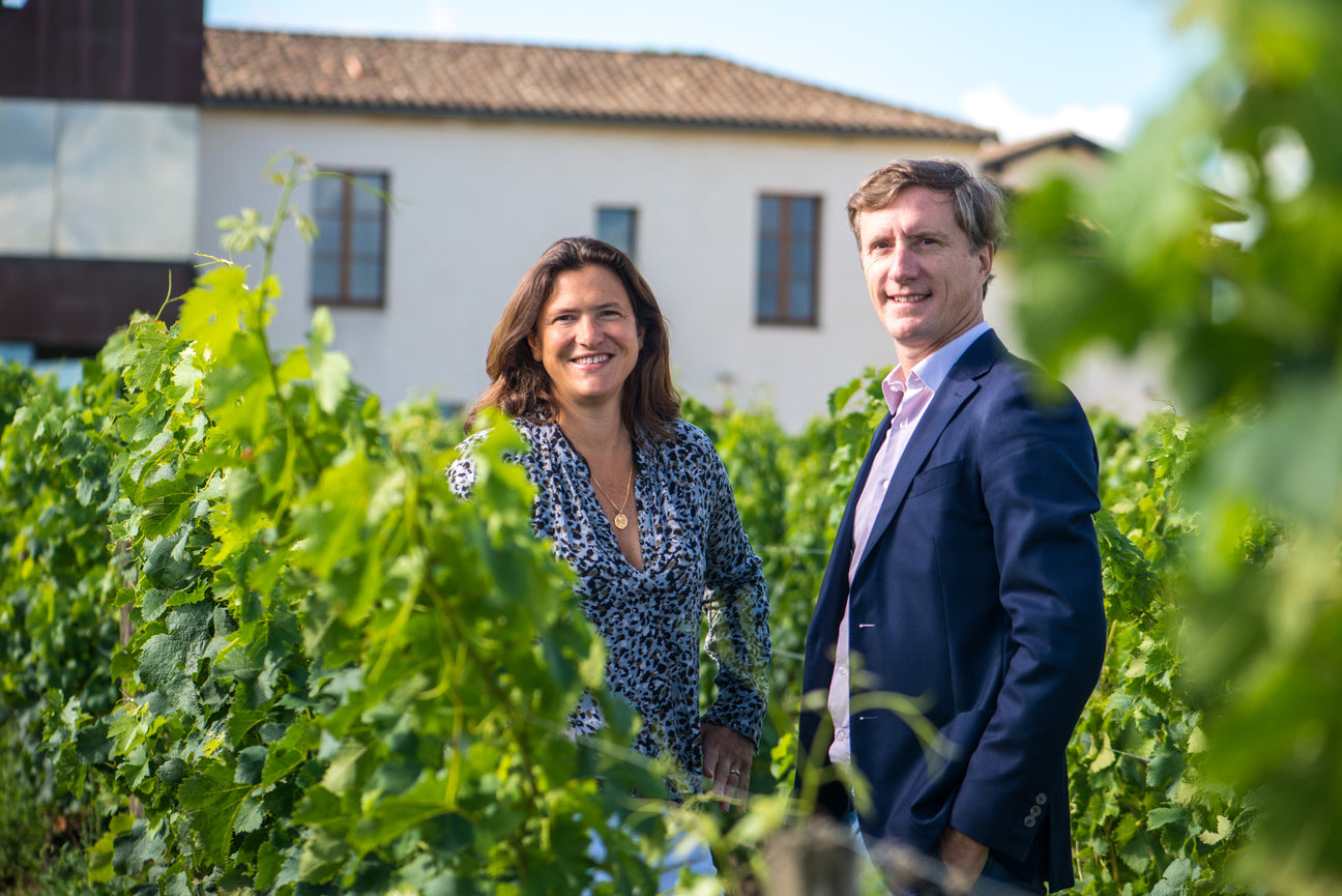 Winemakers of Château Petit Village stehen in Weinberg