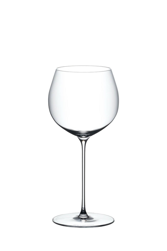 Riedel Superleggero Chardonnay Weinglas vor weißem Hintergrund